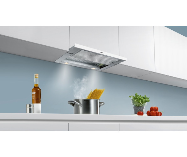 De Siemens LI28031 afzuigkap vlakscherm is voorzien van heldere halogeenverlichting
