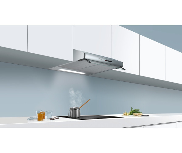 De Siemens LU17153 afzuigkap onderbouw is voorzien van heldere halogeen verlichting