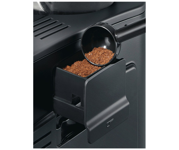 De Siemens TE501205RW koffiemachine beschikt over een lade voor voorgemalen koffie