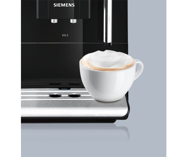 De Siemens TE501205RW koffiemachine is voorzien van creamer en een keramische maler