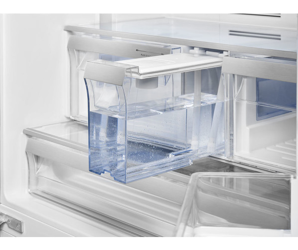 De watertank bevindt zich onderin het koelgedeelte van de Smeg FQ60X2PEAI
