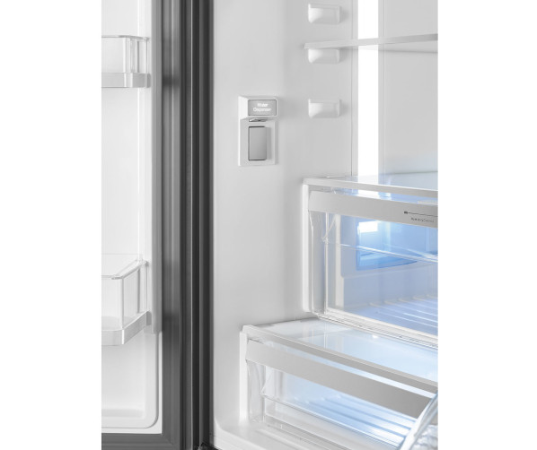 Praktisch is de heldere lichtzuil in het koelgedeelte van de Smeg FQ60X2PEAI side-by-side koelkast