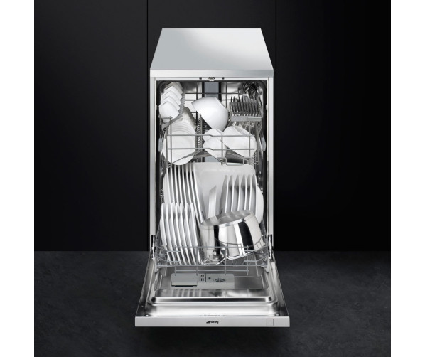 Foto van de binnenzijde van de Smeg LSA4525X vaatwasser