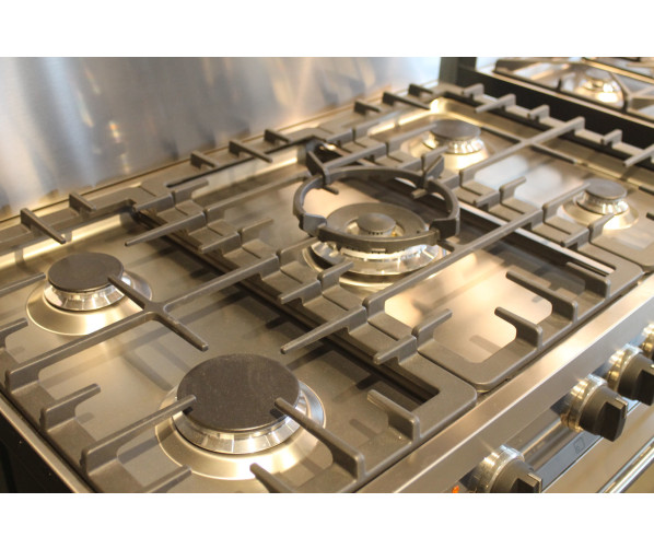 Het kookgedeelte van de Smeg B91GMXNL is voorzien van vijf branders, waaronder een sterke wokbrander in het midden.