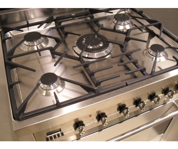 De Smeg C7GMXNLK heeft gietijzeren pandragers met wokbrander in het midden