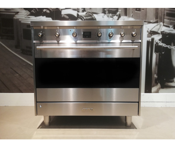 Rvs, inox, roestvrijstaal, het is maar hoe je het noemt. Het Smeg C9CIMX9 inductie fornuis heeft het.