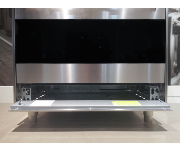De opbergruimte onder de oven van het Smeg C9CIMX9 inductie fornuis