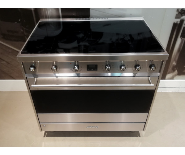 Roestvrijstaal met zwart, het Smeg C9CIMX9 inductie fornuis is héél strak vormgegeven