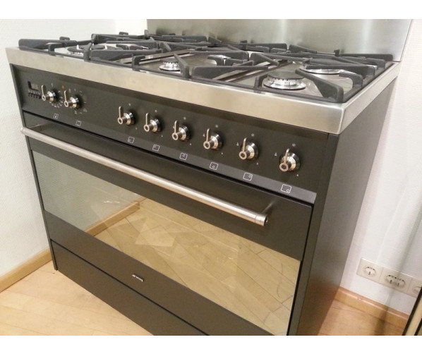 De Smeg C9GMANLK9 beschikt over een fraai design en is desgewenst te combineren met bijpassende achterwand en afzuigkap