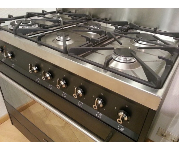 90 cm. breed fornuis van SMEG uitgevoerd met een multifunctionele oven.
