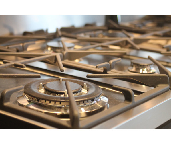 De wokbrander van de Smeg C9GMANLK9 bevindt zich linksvoor
