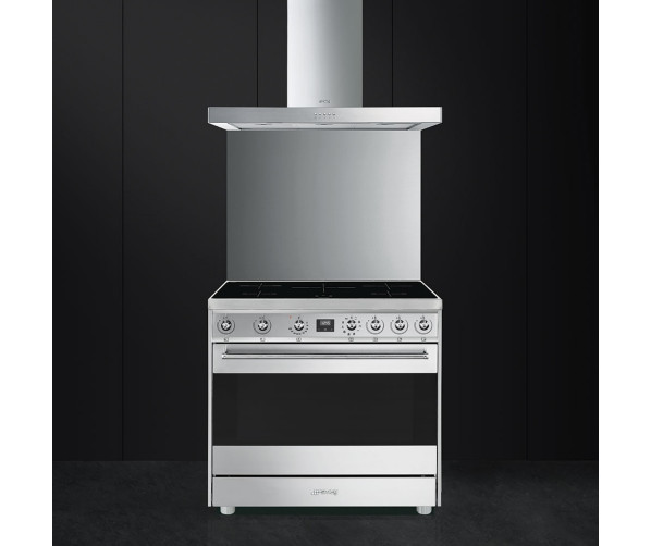 Het SMEG inductie fornuis C9IMX9 is eveneens leverbaar als set in combinatie met achterwand en afzuigkap