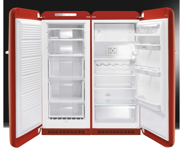 Side-by-side opstelling van de retro SMEG vriezer en koelkast