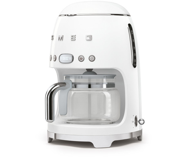 De Smeg DCF02WHEU heeft de bediening aan de voorzijde (chromen knoppen boven de koffiepot)