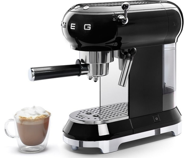 Praktisch is de eenvoudige bediening en de kleine afmetingen van de Smeg ECF01BLEU