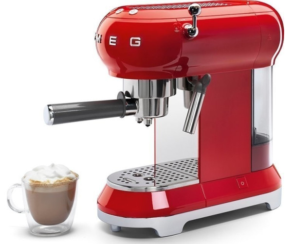 Met behulp van de stoompijp kan ook cappuccino in de Smeg ECF01RDEU bereid worden.