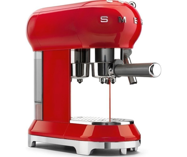 De Smeg ECF01RDEU is uitgevoerd met een waterreservoir van 1 liter