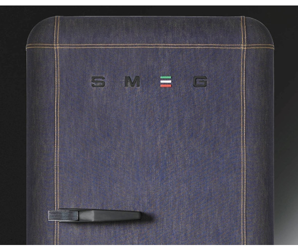 De Smeg FAB28RDB beschikt eveneens over de letters S M E G aan de voorzijde