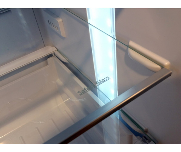 De binnenzijde van de Smeg FC370X2PE beschikt over glazen draagplateaus en heldere LED verlichting over de volledige hoogte