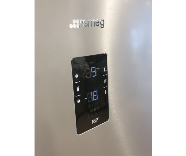 Het bedieningspaneel van de Smeg FC400X2PE fraai geintegreerd in het roestvrijstaal