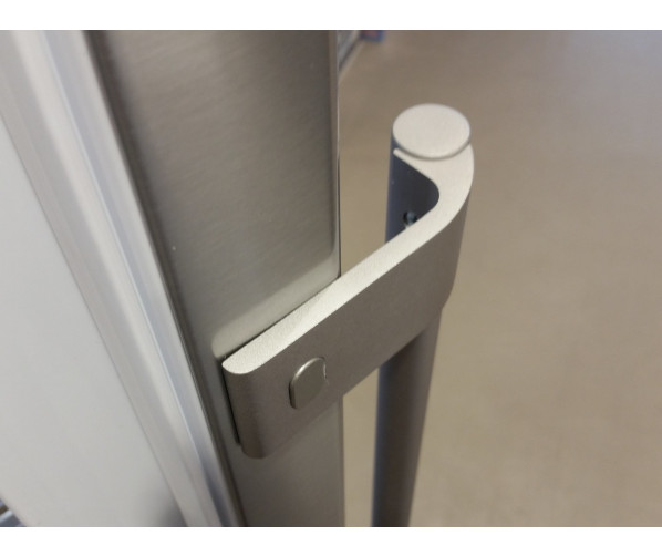De ronde stanggrepen op de deur van de Smeg FC400X2PE