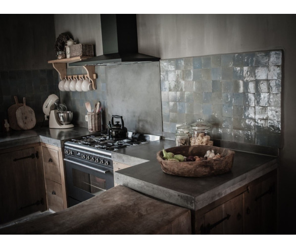 De combinatie van beton met antraciet geeft de keuken een super stoer uiterlijk