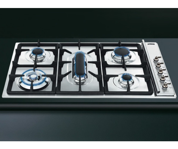 Op de visbrander van de Smeg GKC95-3NLK kunt u desgewenst ook een parma grillplaat plaatsen
