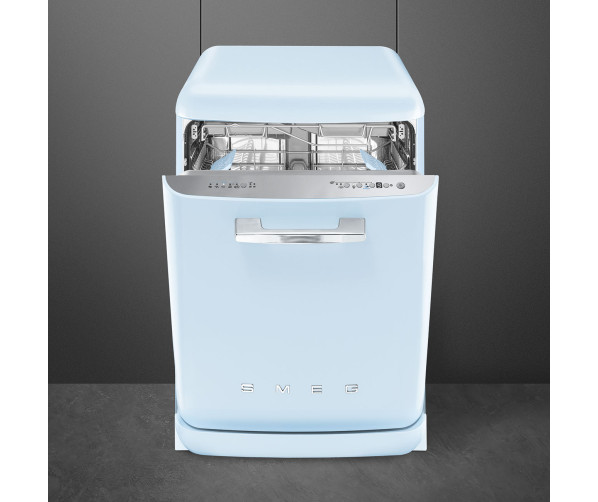 De Smeg LVFABPB2 heeft de kenmerkende afgeronde hoeken en uitgevoerd in pastelblauw