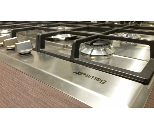 De Smeg P272XGHNLK beschikt ove reen strak design met kleine oplopende rand
