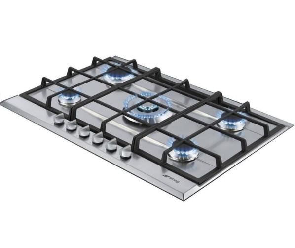 De wokbrander van de Smeg P272XGHNLK is in het midden geplaatst en heeft een vermogen van 4,2 kW