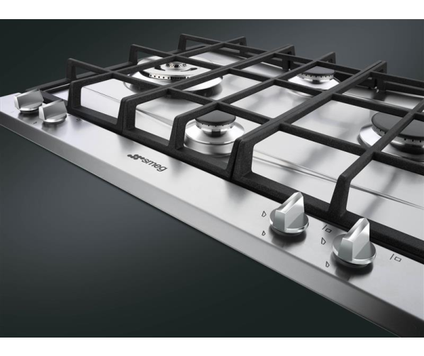 De Smeg P272XGHNLK is voorzien van de kenmerkende Elementi knoppen