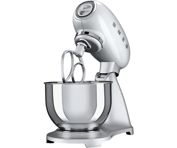 De Smeg SMF01SVEU keukenmachine zilver heeft een inhoud van 4,8 liter
