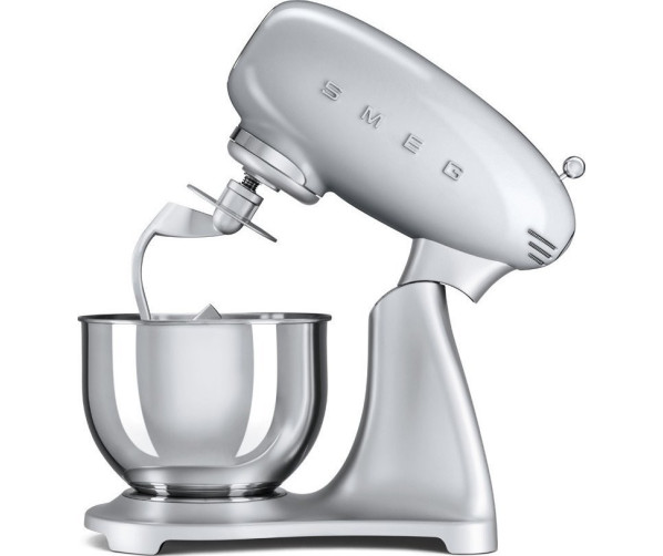 De Smeg SMF01SVEU keukenmachine zilver is voorzien van een veiligheidsslot bij opstaande mengkop