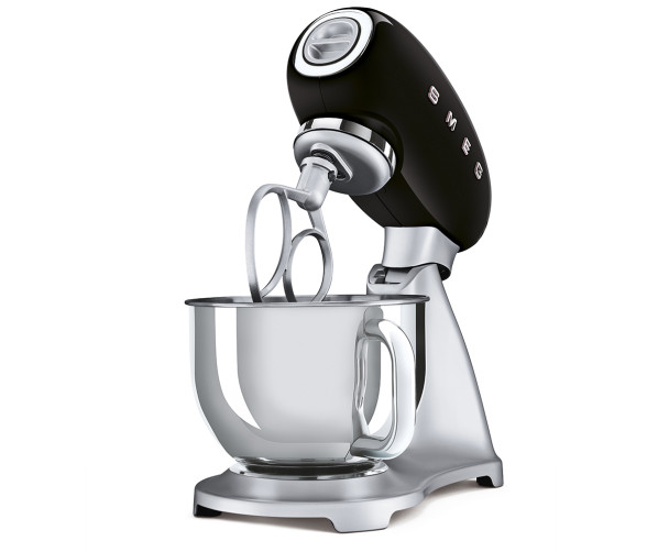 De Smeg SMF02BLEU keukenmachine zwart is voorzien van een veiligheidsslot bij opstaande garde