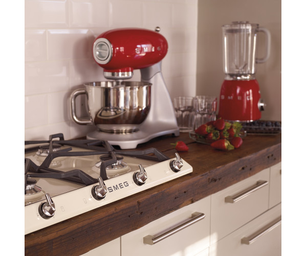 Fraai is de combinatie van de SMF02RDEU met andere Smeg klein huishoudelijke apparaten