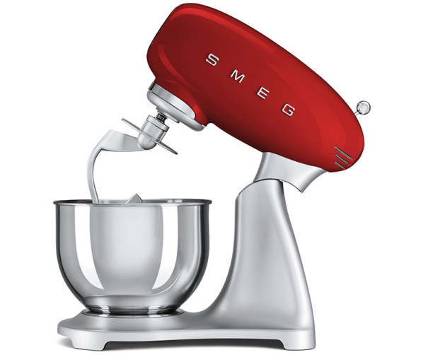 De Smeg SMF02RDEU heeft een zilvermetalic onderstel en een rode bovenzijde