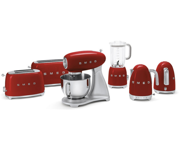 De SMF02RDEU behoort tot de rode retro jaren 50 lijn van Smeg. Van deze serie klein huishoudelijke apparaten zijn meer apparaten in het rood leverbaar