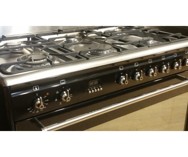 De wokbrander van de Smeg SNL916MFN bevindt zich linksvoor