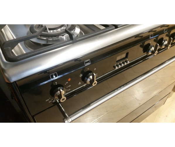 De Smeg SNL916MFN is een 90 cm. breed fornuis uitgevoerd in hoogglans zwart