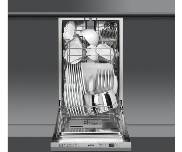 Het interieur van de Smeg STA4525 smalle inbouw vaatwasser, met een inhoud van 10 couverts