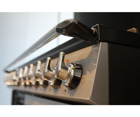 De combinatie van creme/zwart met de chromen accenten van de greep en de knoppen maken de Smeg TR4110P1 tot een chique fornuis