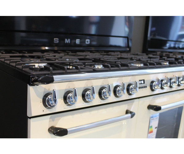 De Smeg TR4110CRNLK beschikt over de kenmerkende knoppen welke behoren tot de Tradizionale lijn.