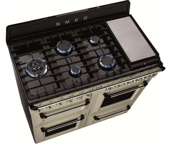 De bovenzijde van de Smeg TR4110CRNLK is uitgevoerd met 7 branders