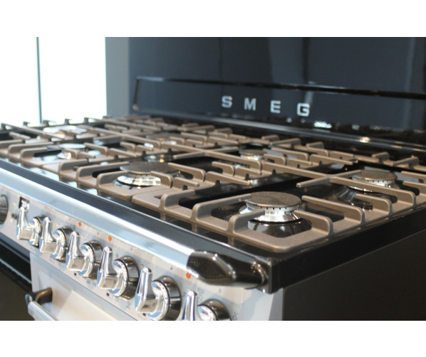 De Smeg TR4110CRNLK is uitgevoerd met gietijzeren pandragers en meerdere branders