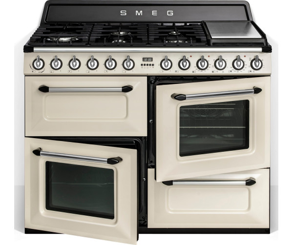 De beide grote ovens van de Smeg TR4110CRNLK zijn voorzien van binnenverlichting