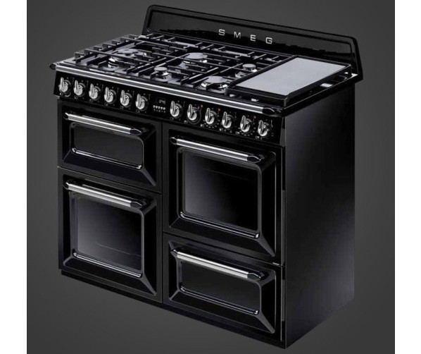 De Smeg TR4110NNLK beschikt over drie ovens en een opberglade.