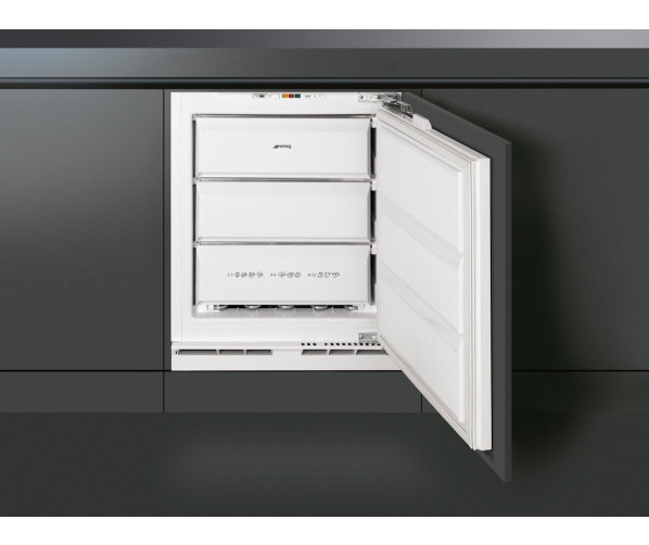 De Smeg VR115P onderbouw vriezer heeft een inhoud van 115 liter, verdeeld over drie laden