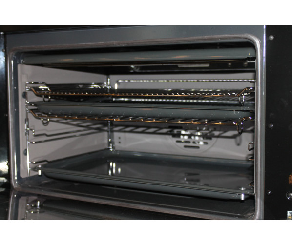 Foto van de binnenzijde van de oven van de Smeg CS19NLN7