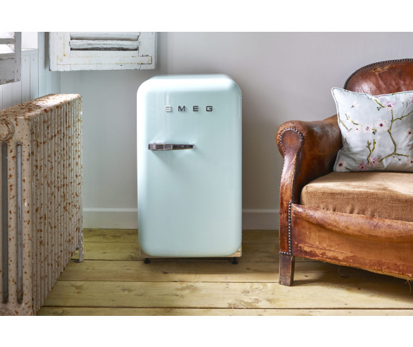 Het interieur van de Smeg FAB5RPB5 minibar blauw
