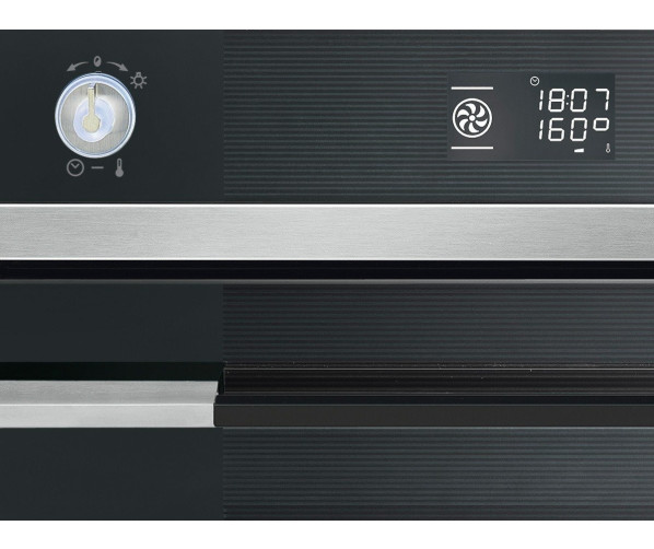 De zwarte Smeg SF122N inbouw oven heeft een eenvoudige bediening met twee draaiknoppen
